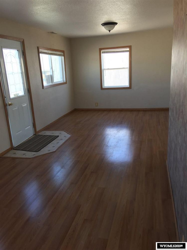 305 Lakeview Dr, Mills, WY 82604